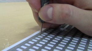 Braila raksta redaktori izmanto Braila rakstāmmašīnu vai tāfeli ar grifeli