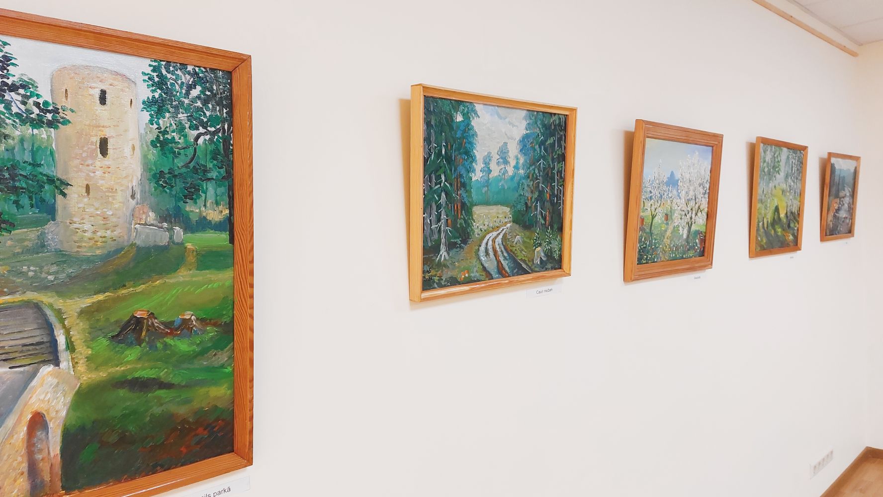 No kreisās — glezna "Cēsu pils parkā", "Cauri mežam" un "Ābeļzieds"