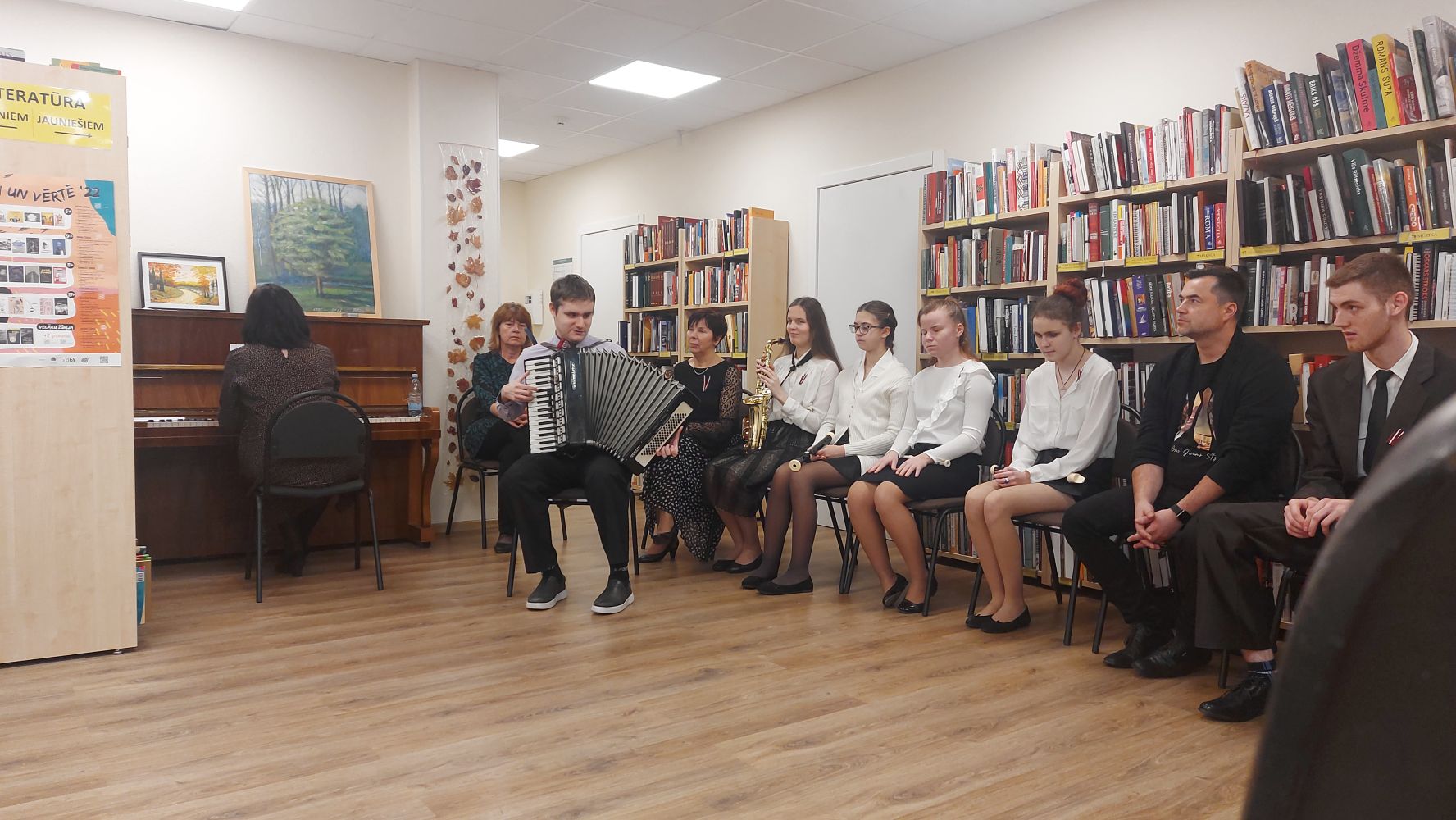 Rīgas Strazdumuižas vidusskolas-attīstības centra audzēknis spēlē akordeonu 