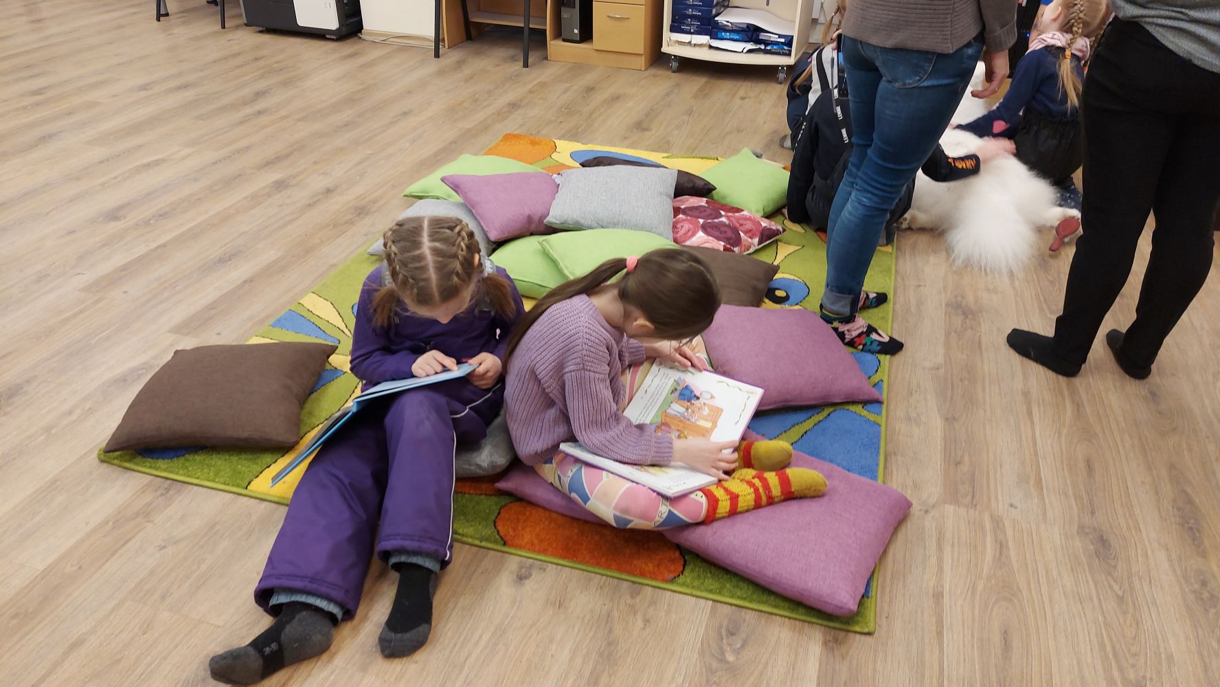 Bērni iepazīstas ar bibliotēkas krājumā esošajām grāmatām.