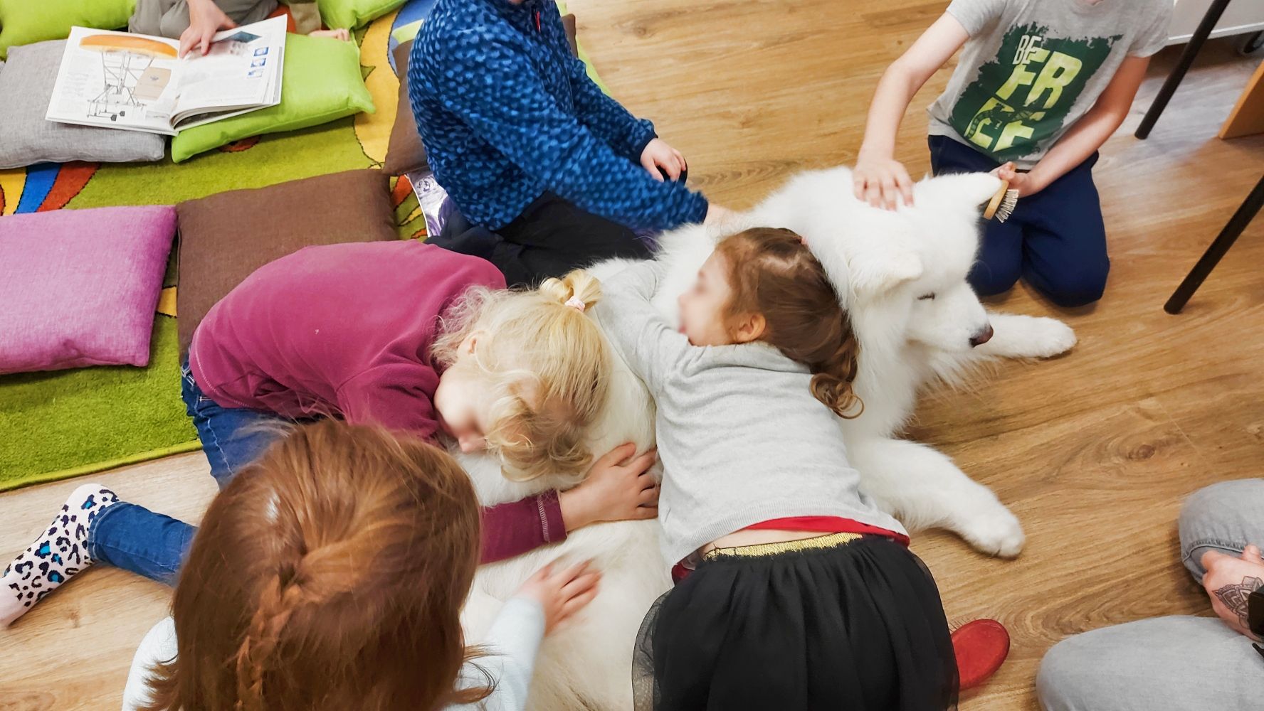 Terapijas suns Franko ar bērniem