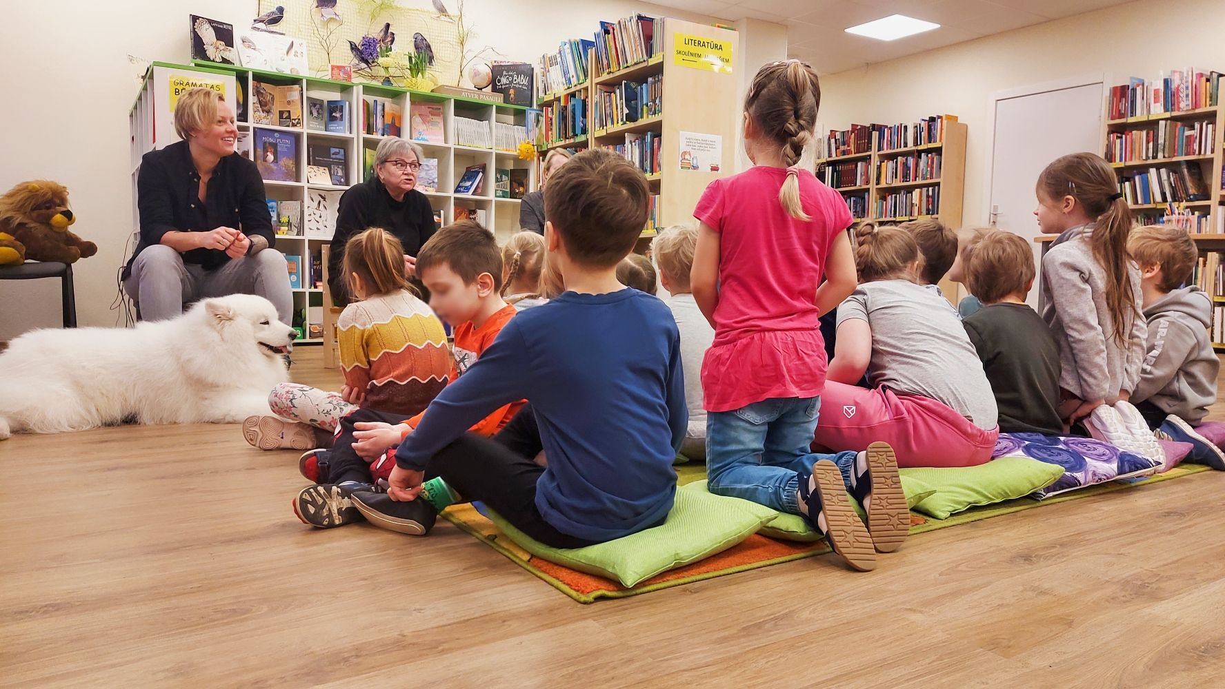 Bērni un Franko klausās bibliotekāru lasījumā