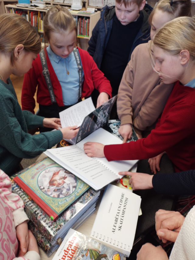 Ekskursijās šajā dienā bibliotēku apmeklēja Rēzeknes Katoļu vidusskolas 4. un 8.klases un Rēzeknes valsts poļu ģimnāzijas 8.klase. Paldies pedagogiem un skolēniem par izrādīto interesi! 