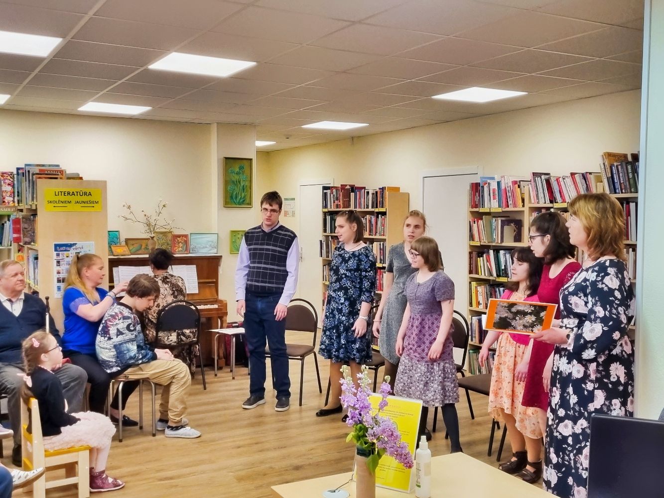 Rīgas Strazdumuižas vidusskolas-attīstības centra skolēni dzied 