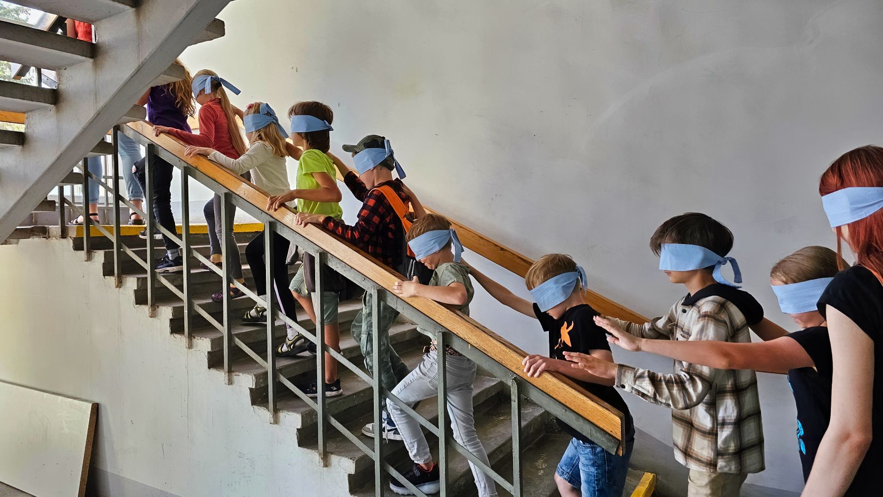 Bērni ar aizsietām  acīm dodas uz Braila raksta nodaļu, kura atrodas trešajā stāvā