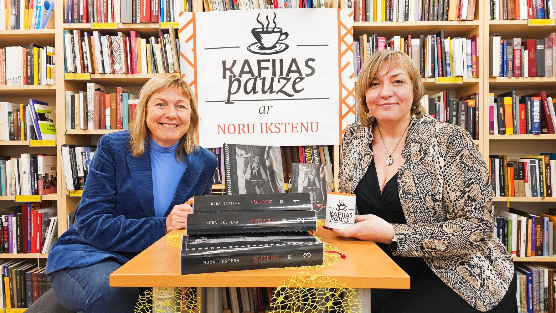 (No kreisās) Rakstniece Nora Ikstena un Braila raksta nodaļas vadītāja Gunta Bite
