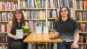 Grāmatas “Zvaigžņu dārzi” autore Sandra Krūmiņa un direktora vietnieks skaņu ierakstu un IT jautājumos Uģis Skuja