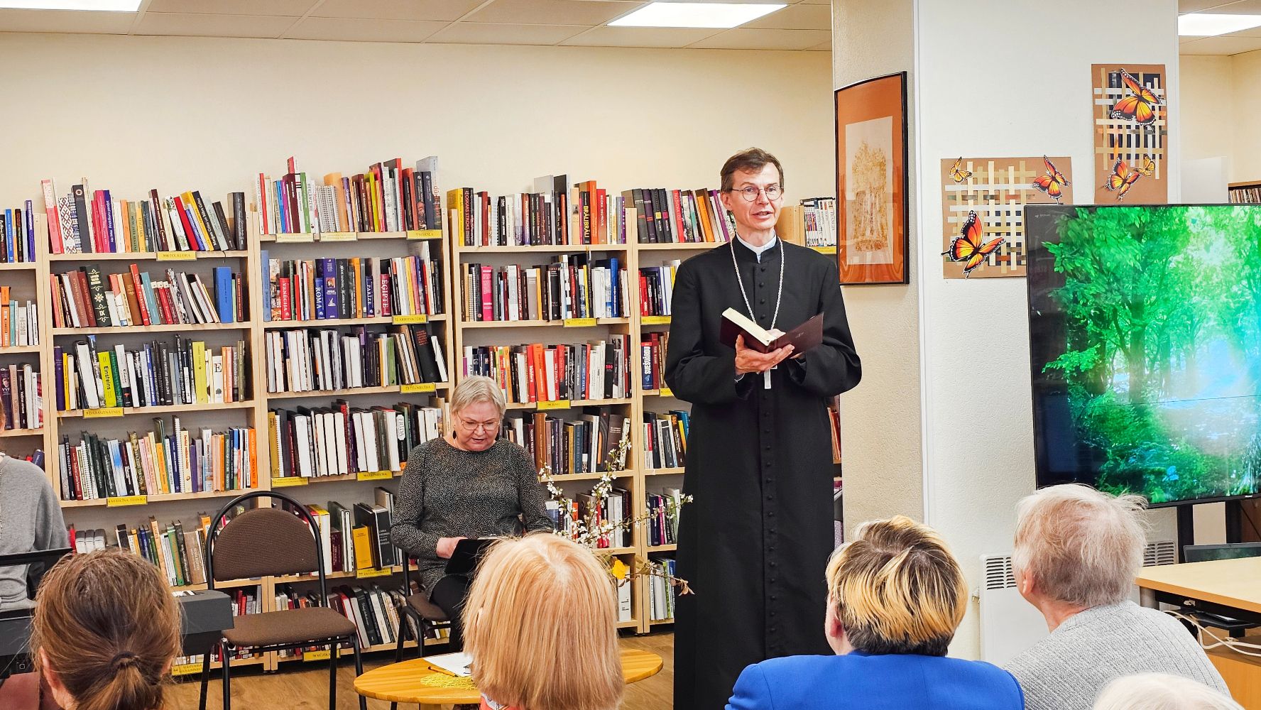 Sanākušos uzrunā Ikšķiles evaņģēliski luteriskās draudzes mācītājs Dzintars Laugalis