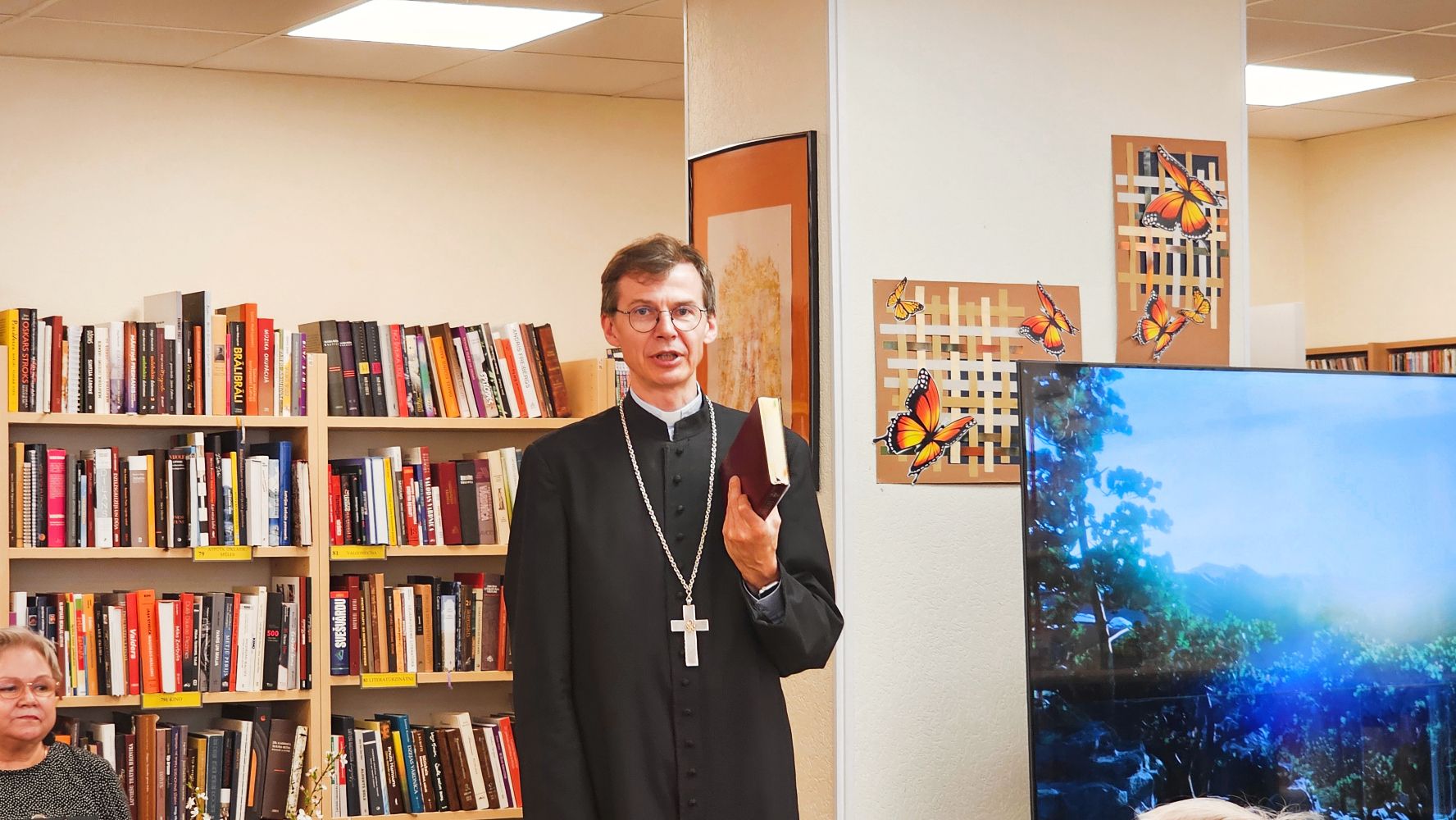Sanākušos uzrunā Ikšķiles evaņģēliski luteriskās draudzes mācītājs Dzintars Laugalis