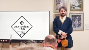 Sanākušos uzrunā Uģis Nastevičs