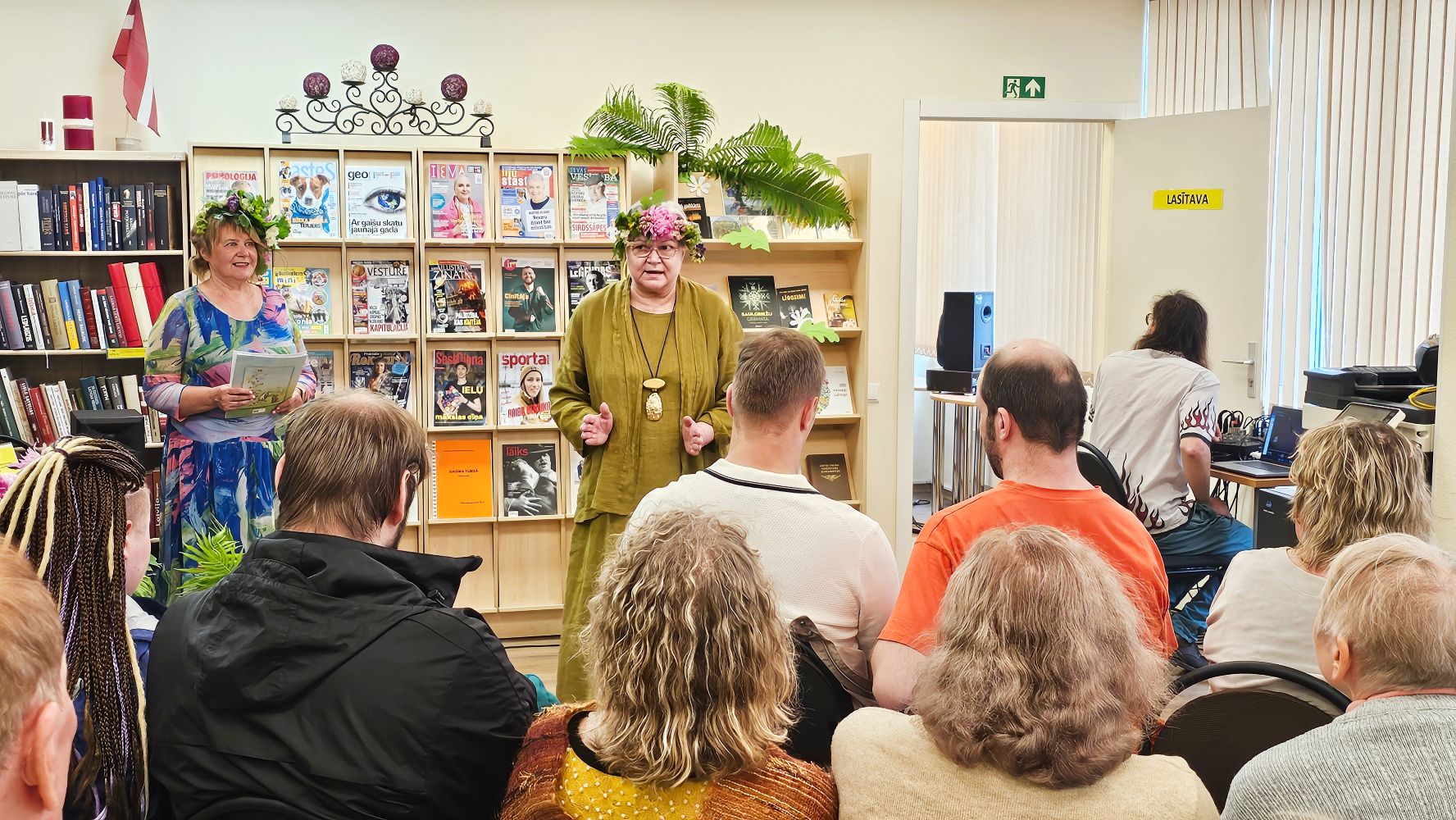 Sanākušos uzrunā (no kreisās) Vija Circāne un Gundega Tabaka (Foto: Ieva Jēkabsone)