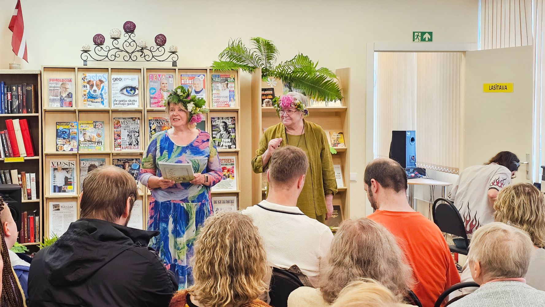 Sanākušos uzrunā (no kreisās) Vija Circāne un Gundega Tabaka (Foto: Ieva Jēkabsone)