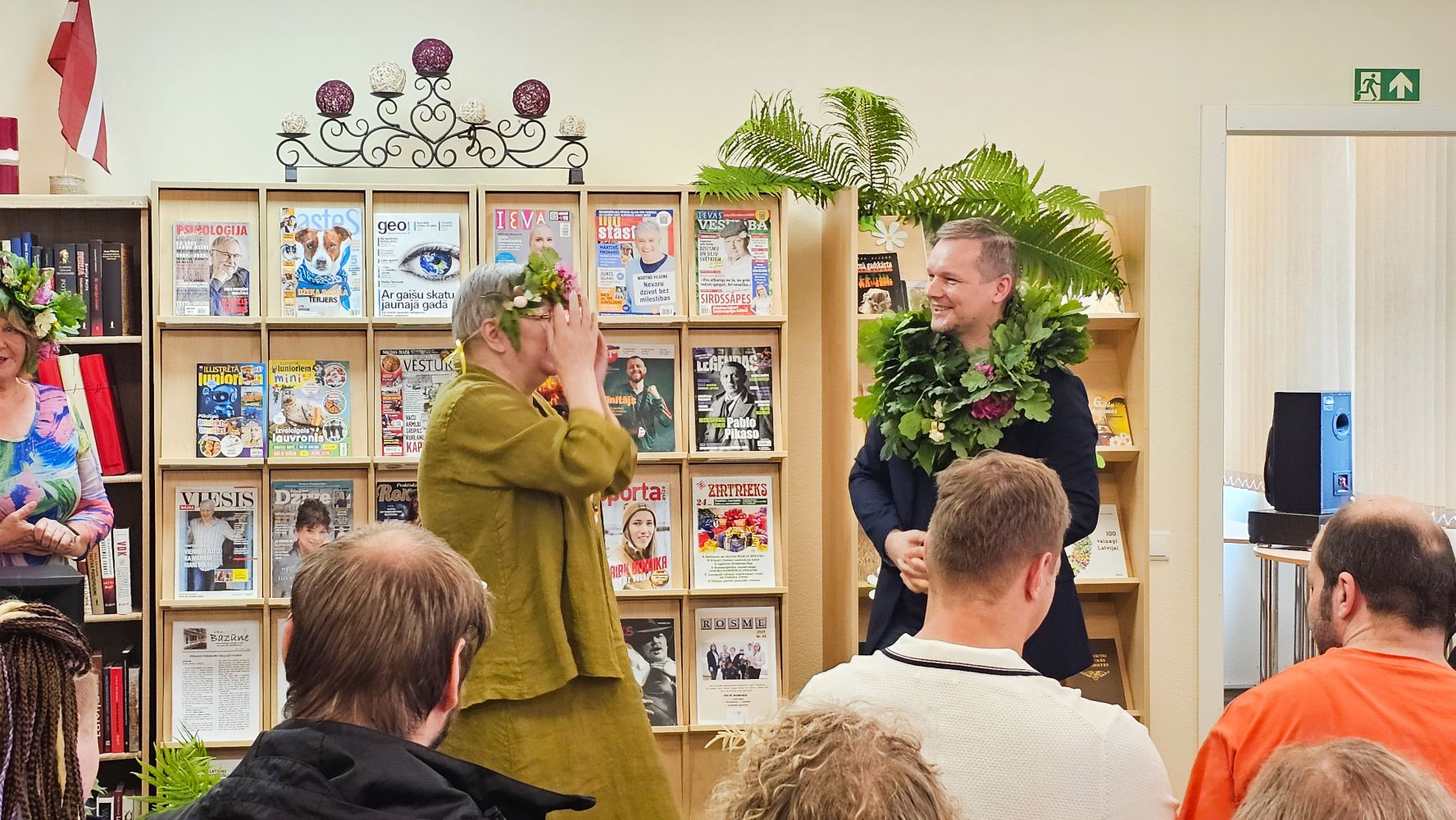 Sanākušos uzrunā Jānis Nicmanis un Gundega Tabaka (Foto: Ieva Jēkabsone)
