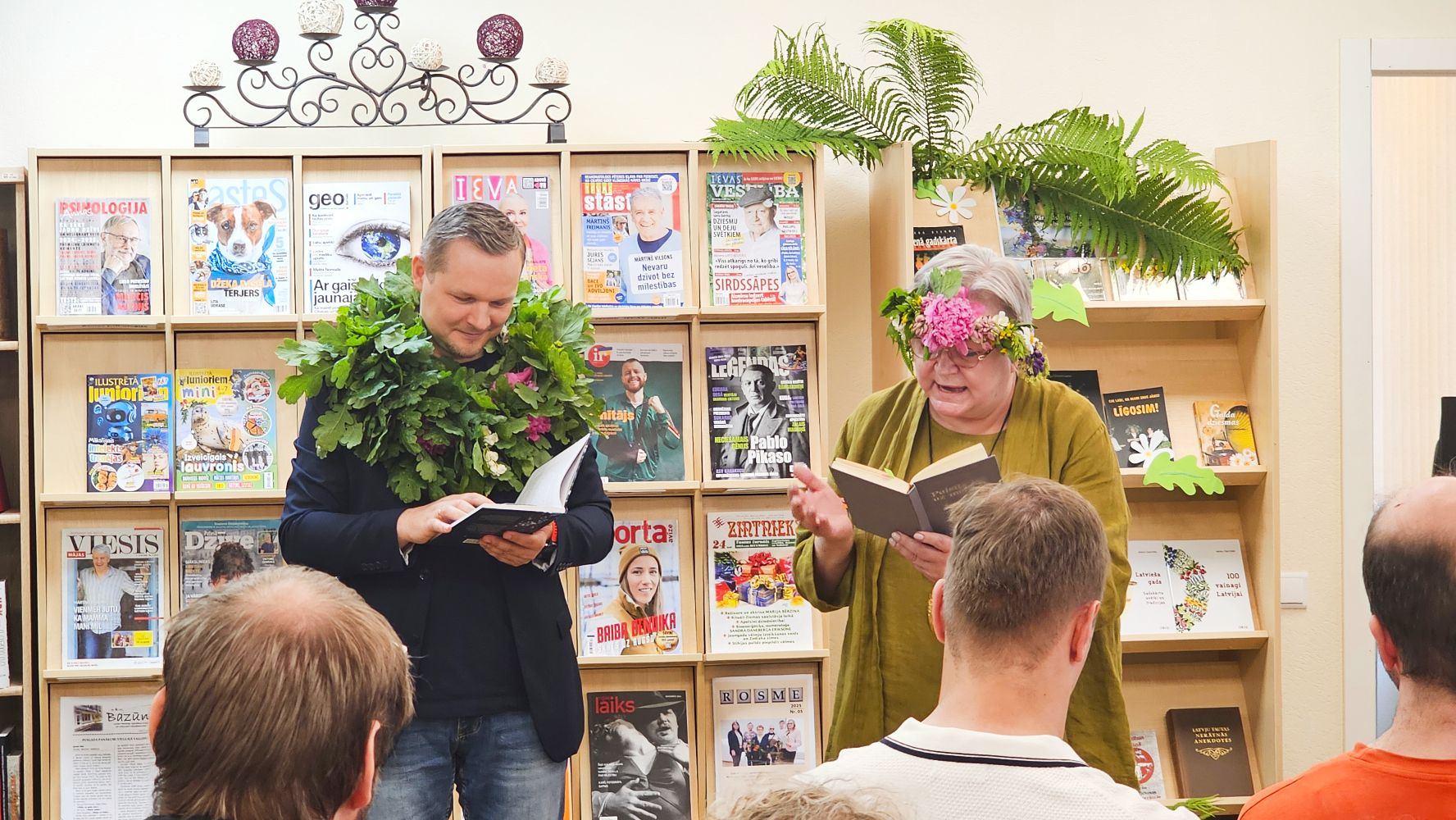 Sanākušos uzrunā Jānis Nicmanis un Gundega Tabaka (Foto: Ieva Jēkabsone)