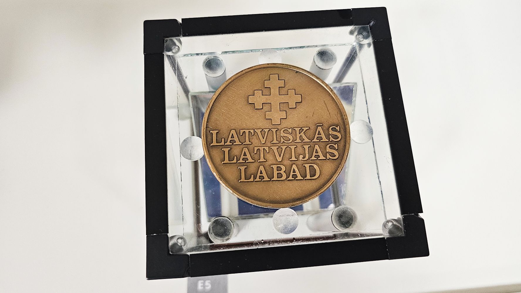 Monēta ar uzrakstu: "Latviskās Latvijas labad."