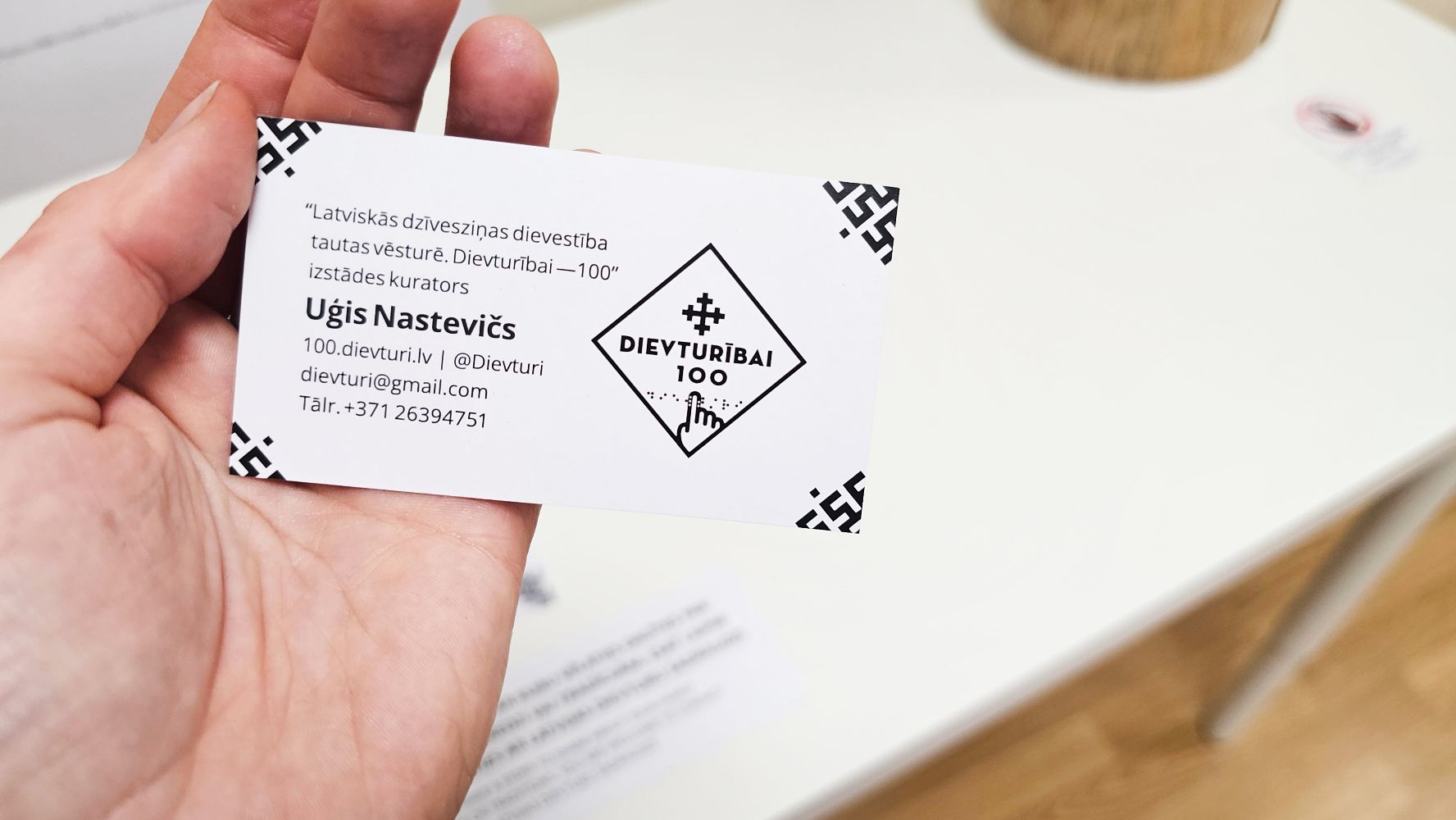 Izstādes kuratora Uģa Nasteviča vizītkarte