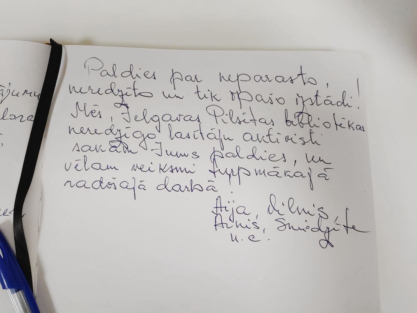 Ieraksts viesu grāmatā: "Paldies par neparasto, neredzēto un tik īpašo izstādi. Mēs, Jelgavas Pilsētas bibliotēkās neredzīgo lasītāju aktīvisti, sakām Jums paldies un vēlam veiksmi turpmākajā radošajā darbībā! Aija, Vilnis, Arnis, Sniedzīte u.c."