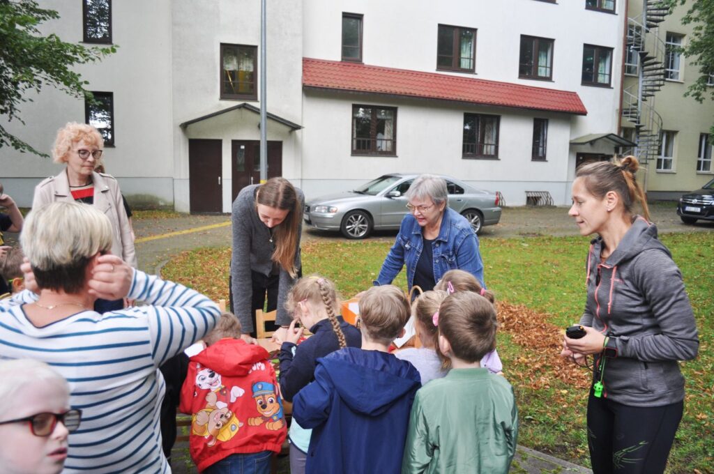Bērni pilda uzdevumus