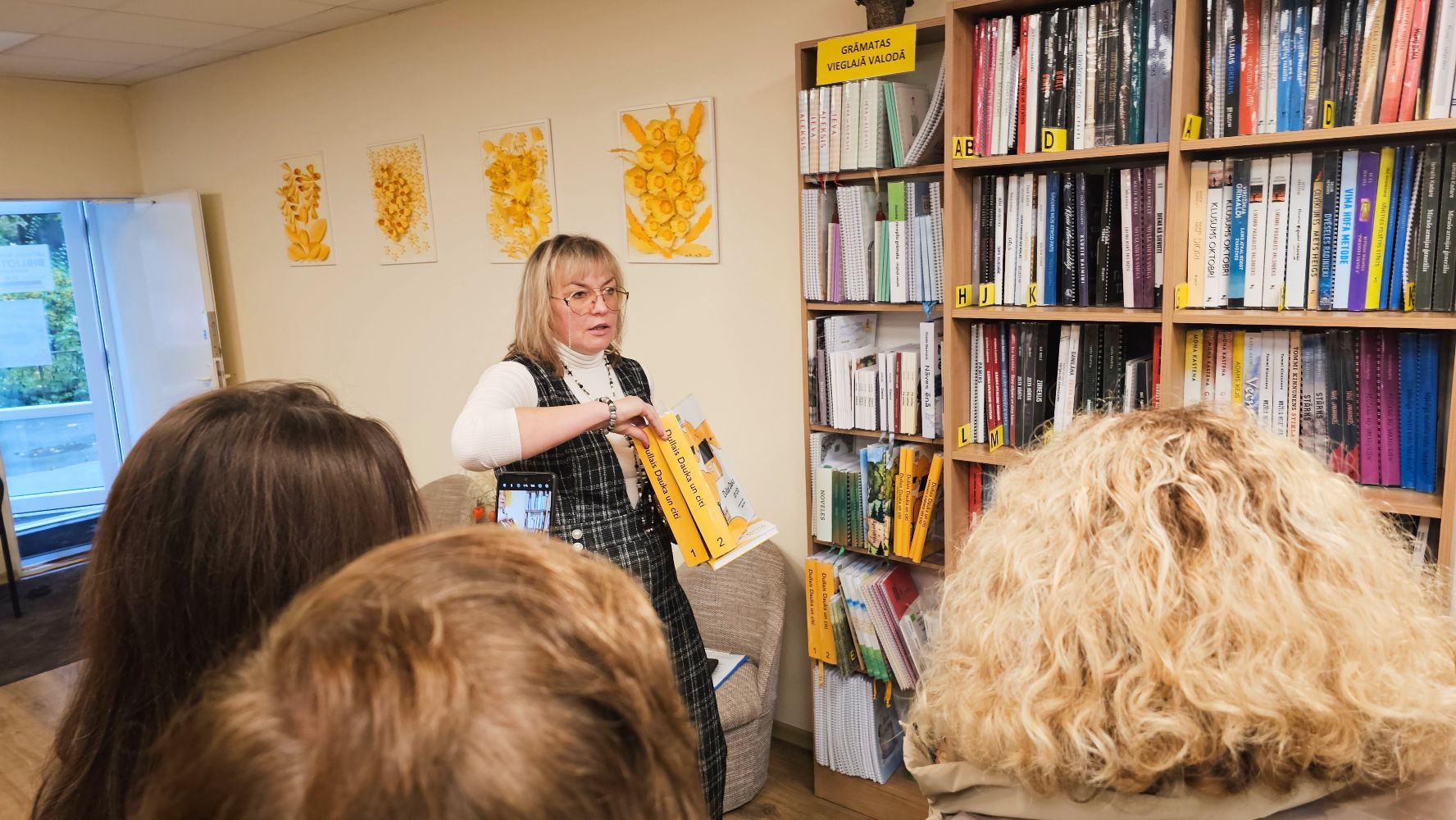 Iepazīšanās ar bibliotēkas krājumu