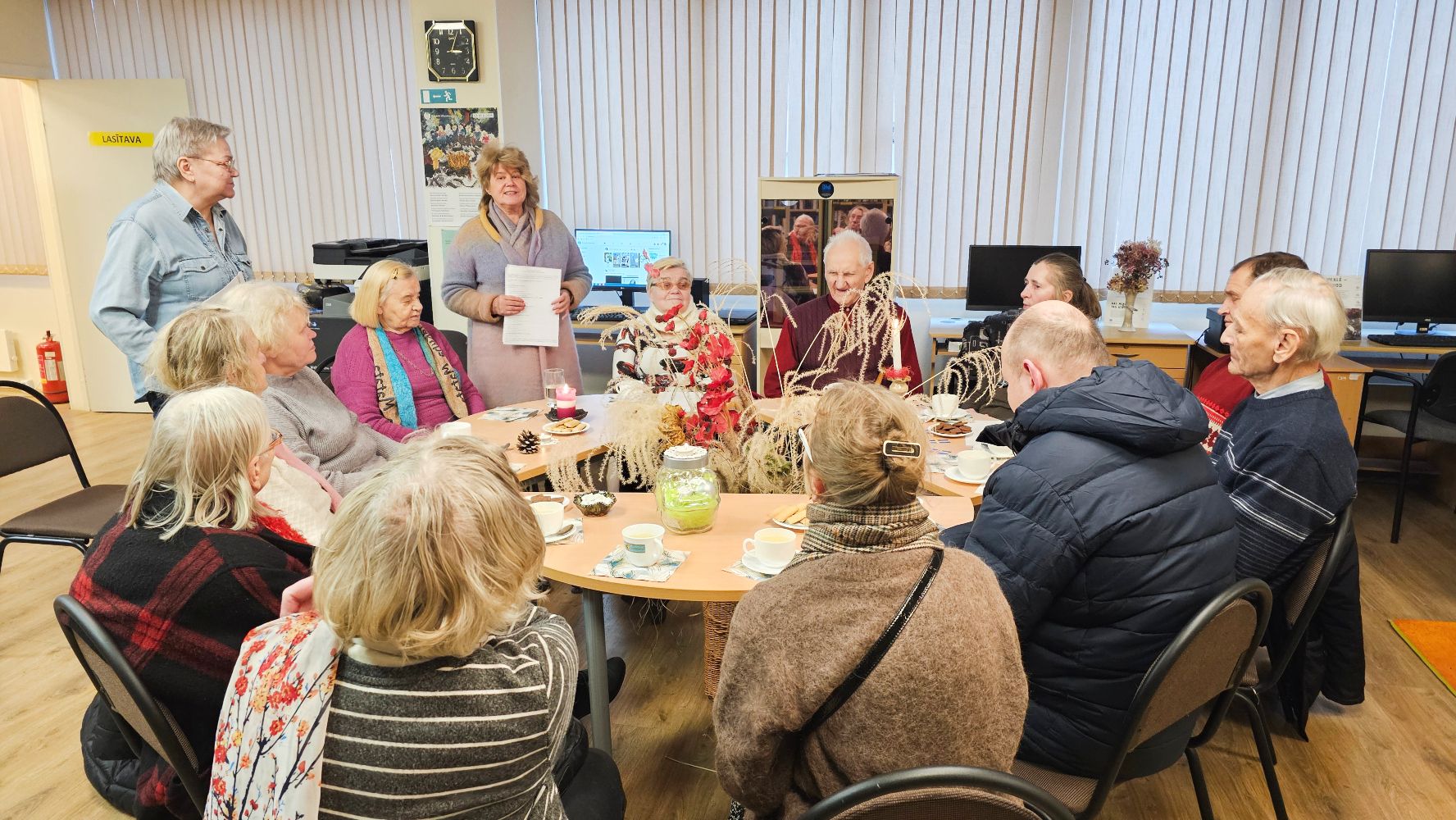 Pie apaļā galda ar tējas tasi