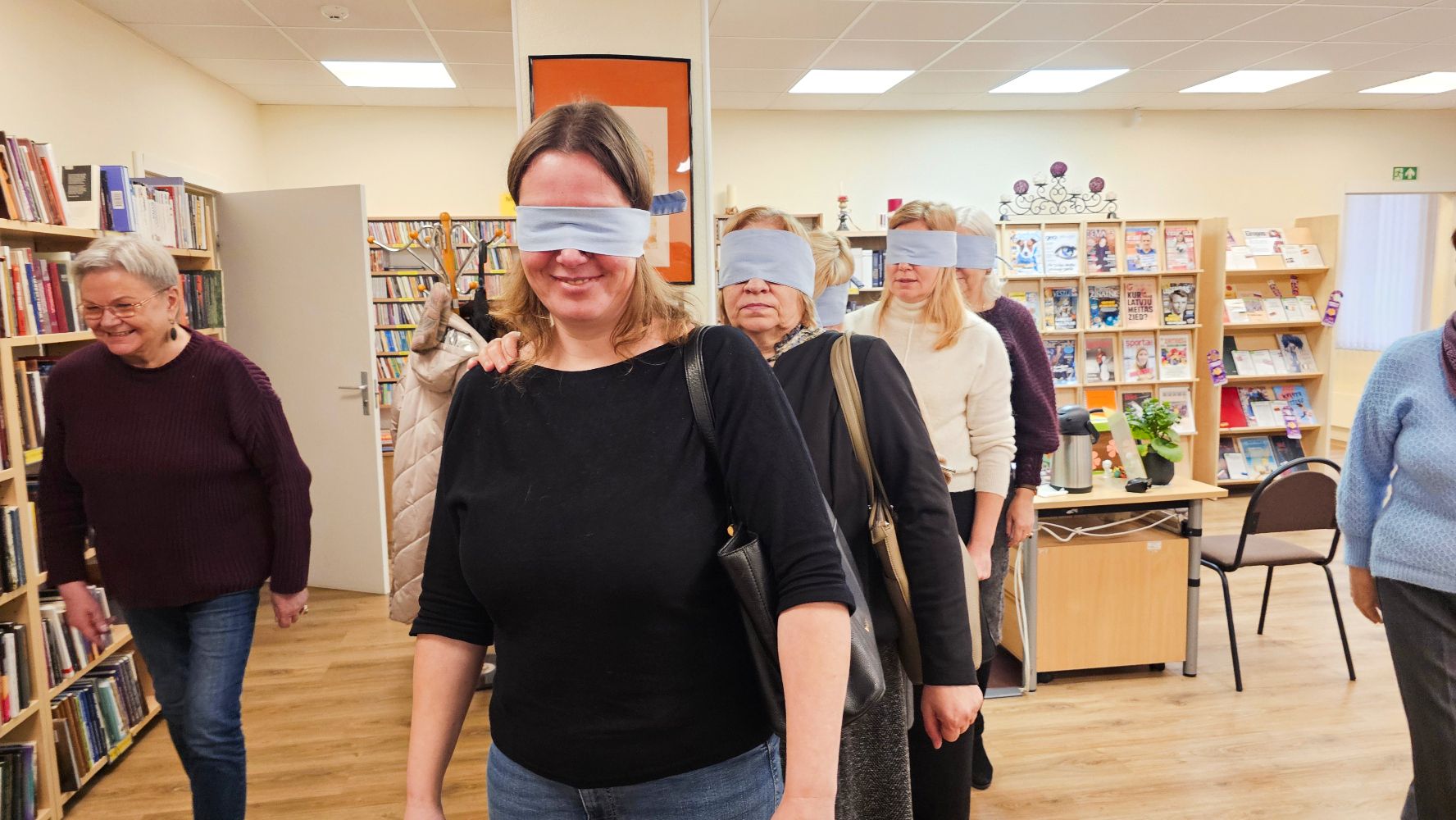 Ar aizsietām acīm uz trešo stāvu