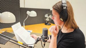 Iejušanās diktora lomā