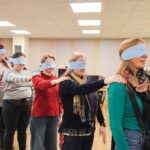 Ar aizsietām acīm uz trešo stāvu