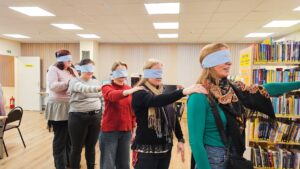 Ar aizsietām acīm uz trešo stāvu