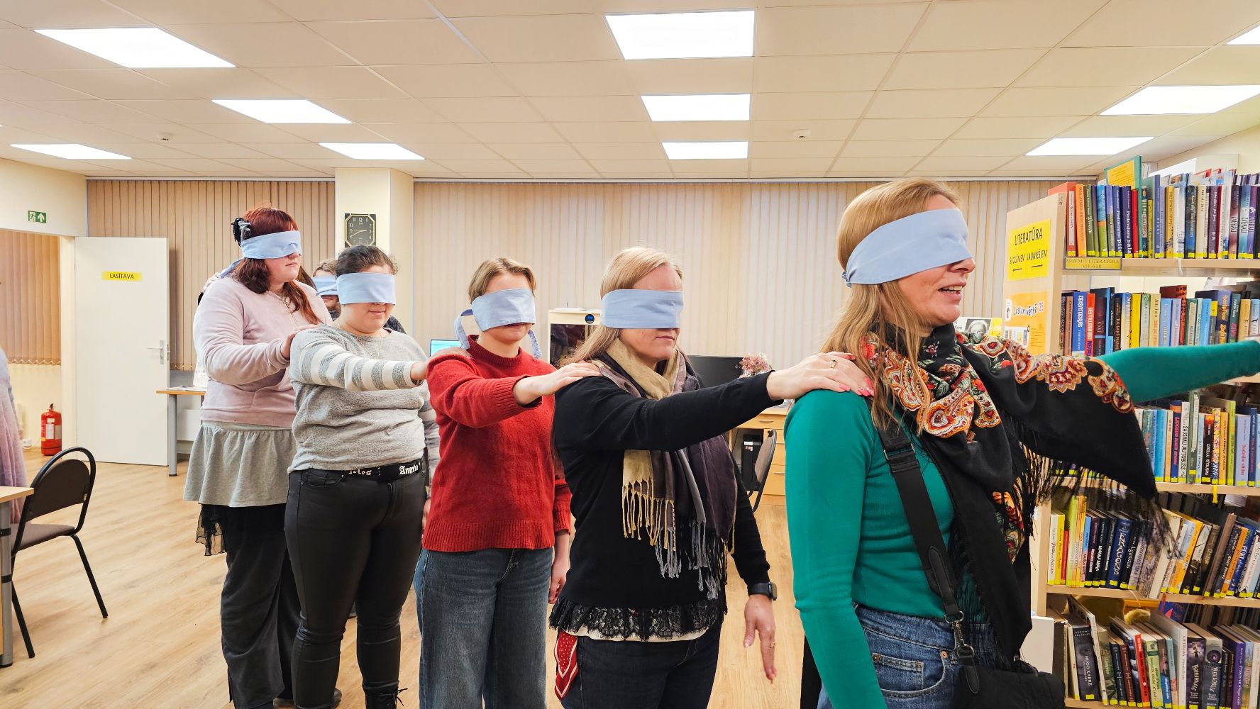 Ar aizsietām acīm uz trešo stāvu