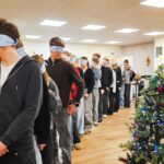 Ar aizsietām acīm uz trešo stāvu