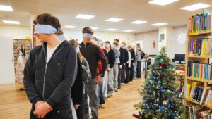 Ar aizsietām acīm uz trešo stāvu