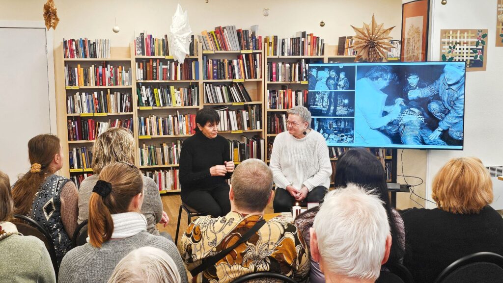 (No kreisās) žurnāliste Velta Puriņa un bibliotekāre Gundega Tabaka (Foto: Ieva Jēkabsone)