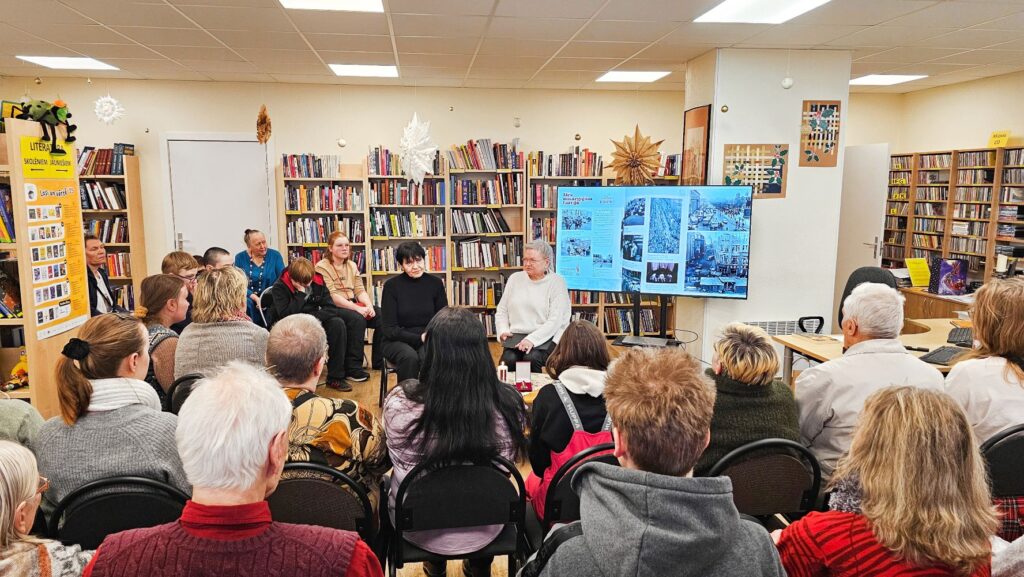 (No kreisās) žurnāliste Velta Puriņa un bibliotekāre Gundega Tabaka (Foto: Ieva Jēkabsone)