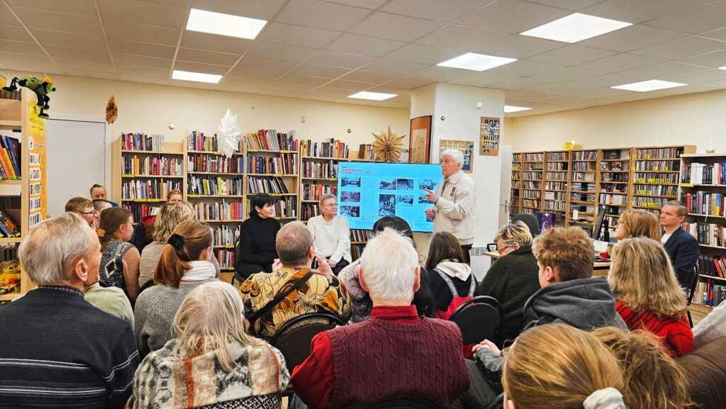 Ar saviem atmiņu stāstiem dalās arī viens no pasākuma apmeklētājiem un barikāžu dalībniekiem (Foto: Ieva Jēkabsone)