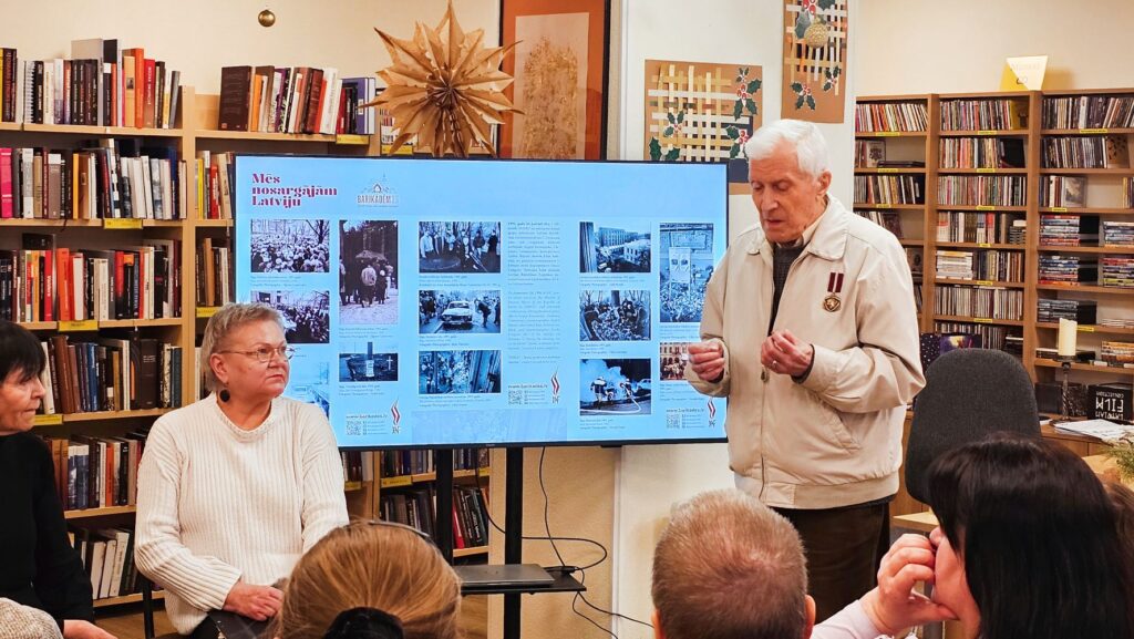 Ar saviem atmiņu stāstiem dalās arī viens no pasākuma apmeklētājiem un barikāžu dalībniekiem (Foto: Ieva Jēkabsone)