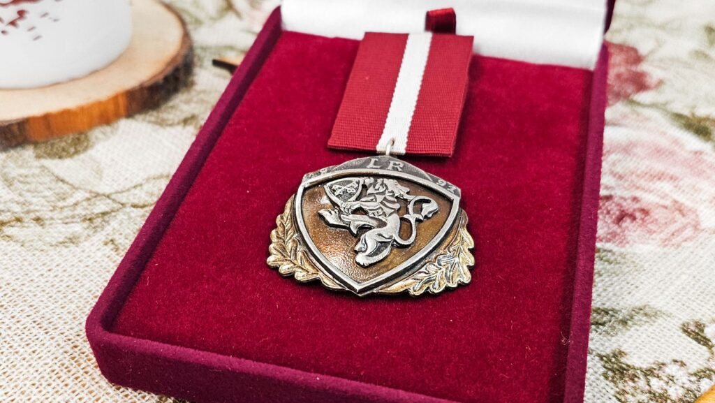 1991.gada barikāžu dalībnieka piemiņas zīme (Foto: Ieva Jēkabsone)