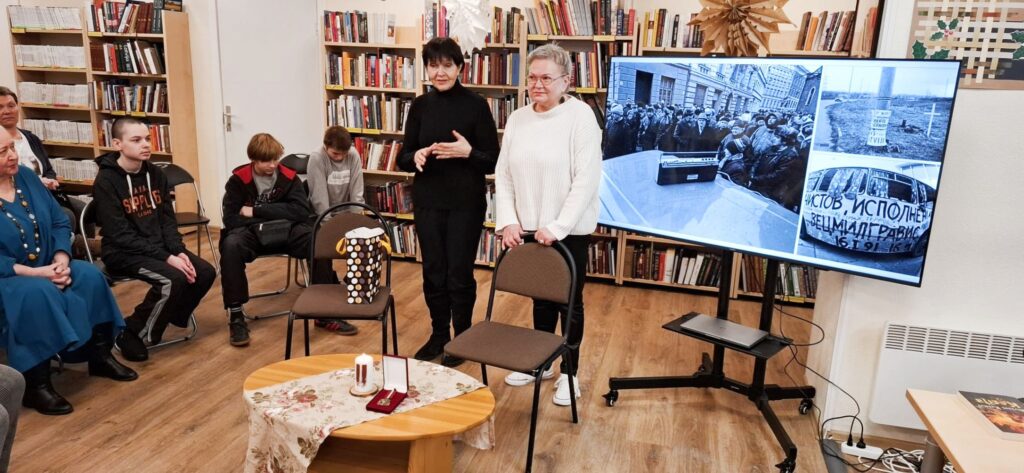 (No kreisās) žurnāliste Velta Puriņa un bibliotekāre Gundega Tabaka (Foto: Jānis Nicmanis)