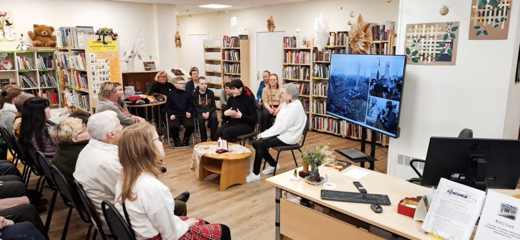 (No kreisās) žurnāliste Velta Puriņa un bibliotekāre Gundega Tabaka (Foto: Jānis Nicmanis)