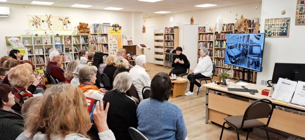 (No kreisās) žurnāliste Velta Puriņa un bibliotekāre Gundega Tabaka (Foto: Jānis Nicmanis)
