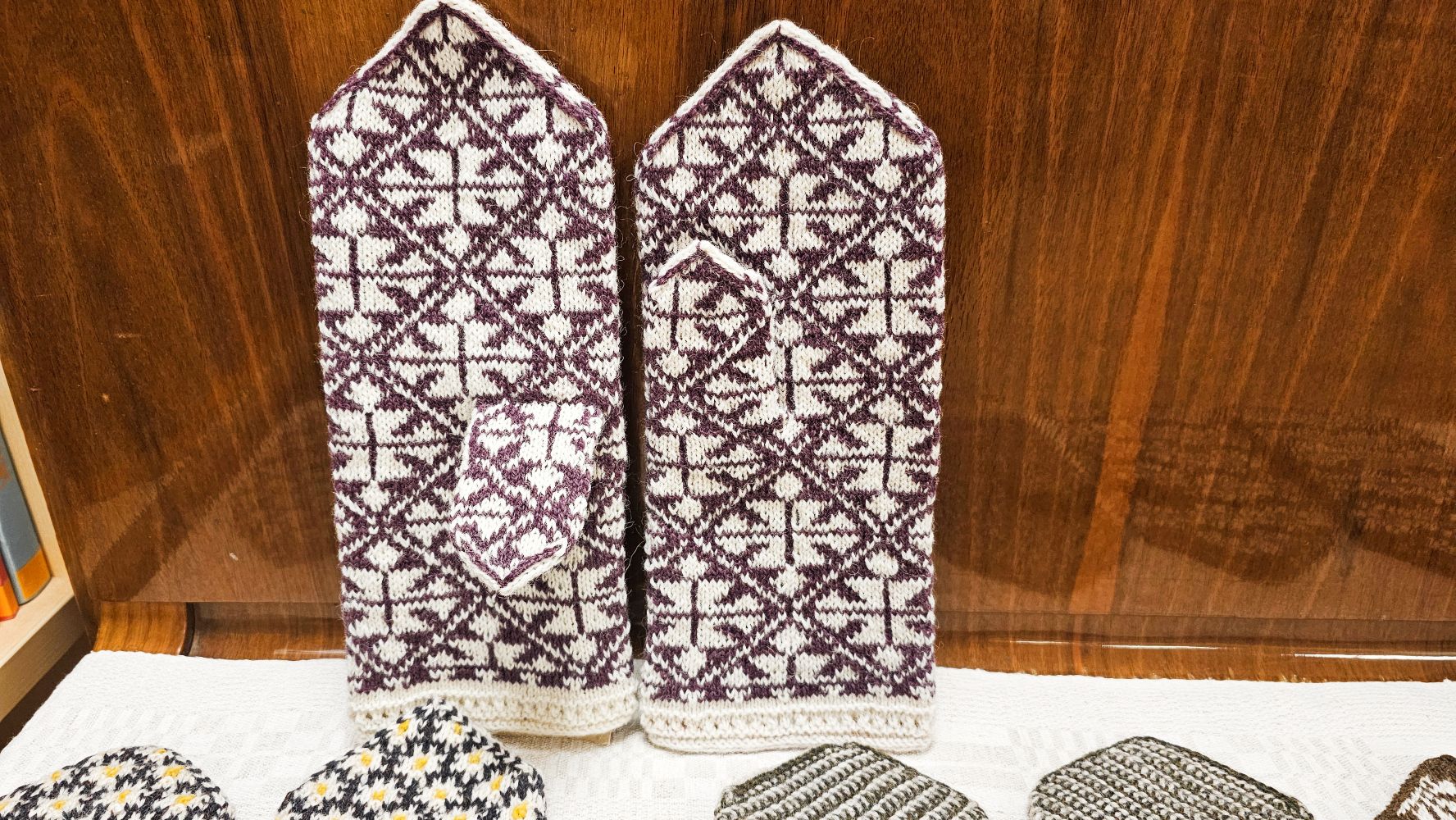 Andas Mazvērsītes rokdarbu izstāde “Es adīju raibus cimdus” (Foto: Ieva Jēkabsone)