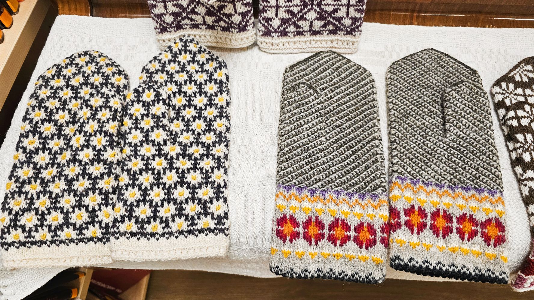 Andas Mazvērsītes rokdarbu izstāde “Es adīju raibus cimdus” (Foto: Ieva Jēkabsone)