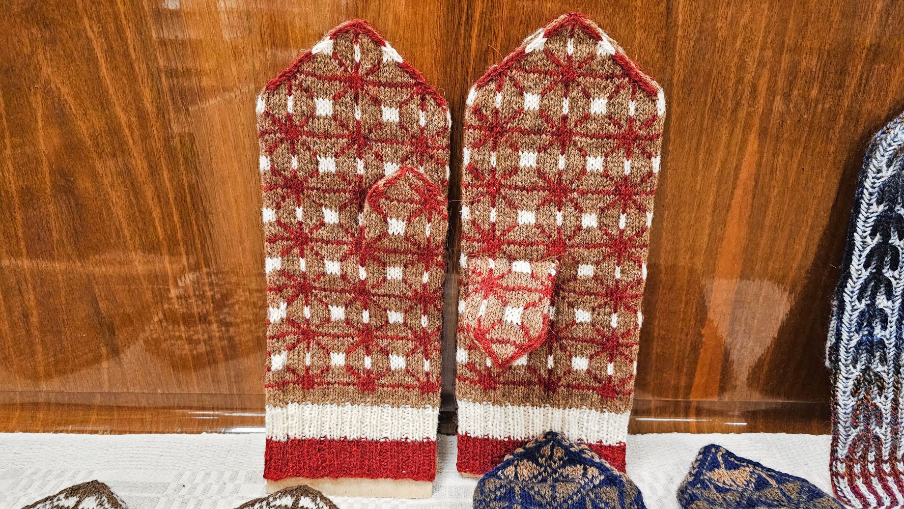 Andas Mazvērsītes rokdarbu izstāde “Es adīju raibus cimdus” (Foto: Ieva Jēkabsone)