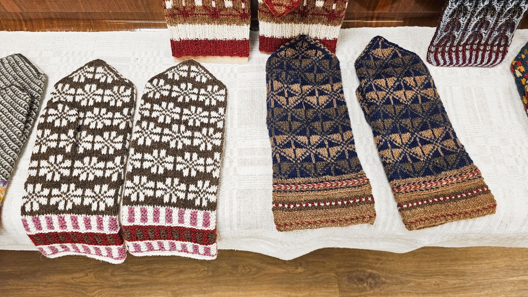 Andas Mazvērsītes rokdarbu izstāde “Es adīju raibus cimdus” (Foto: Ieva Jēkabsone)