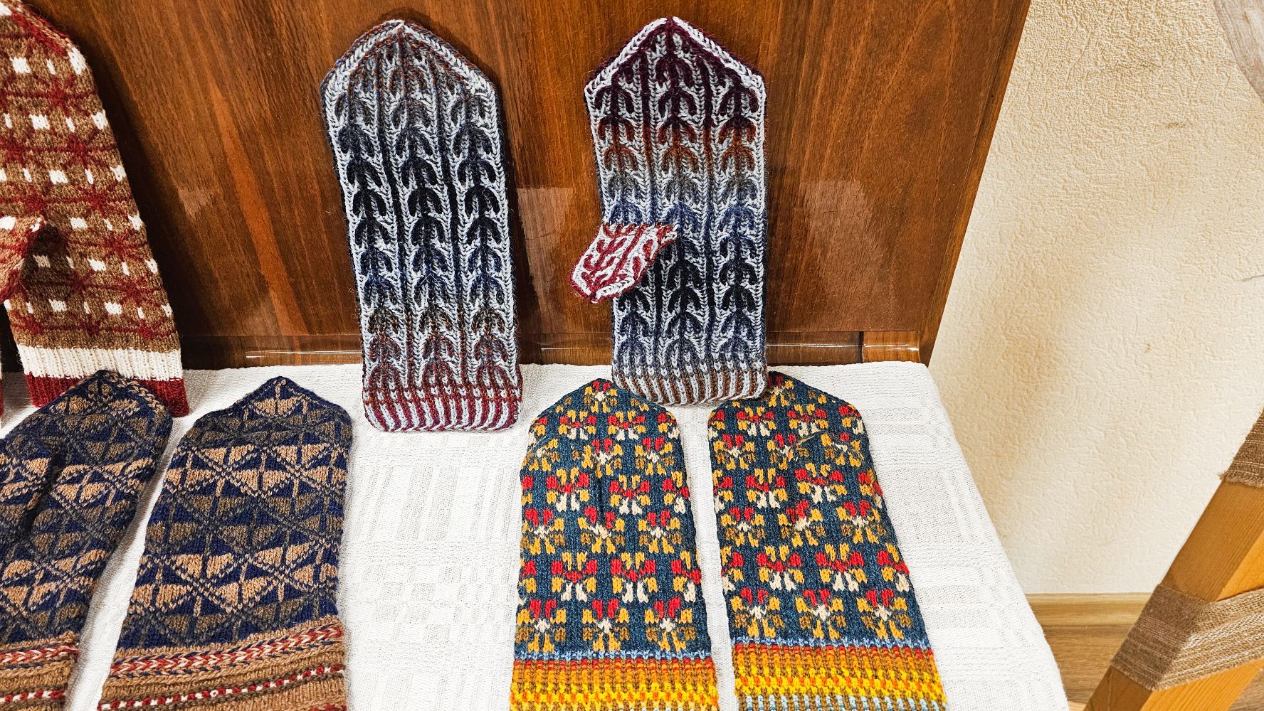 Andas Mazvērsītes rokdarbu izstāde “Es adīju raibus cimdus” (Foto: Ieva Jēkabsone)