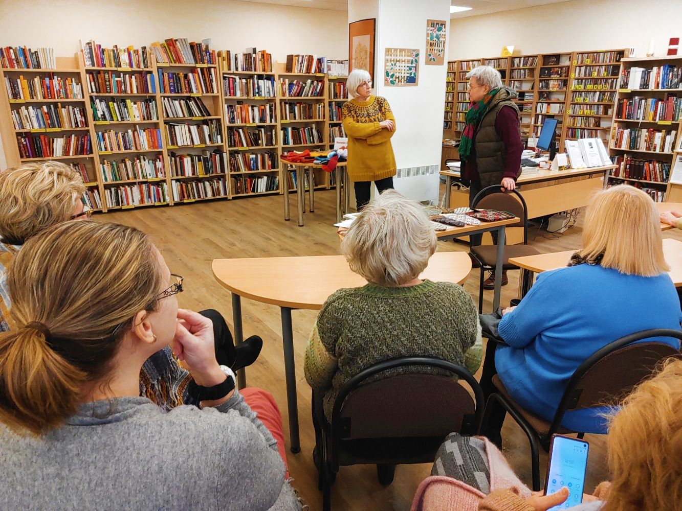 (No kreisās) Anda Mazvērsīte un Gundega Tabaka (Foto: Līga Daudzvārde)