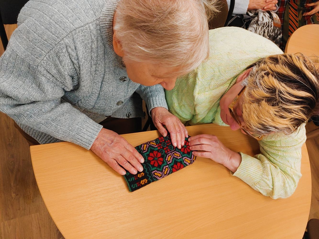 Iepazīšanās ar cimdu rakstiem (Foto: Līga Daudzvārde)