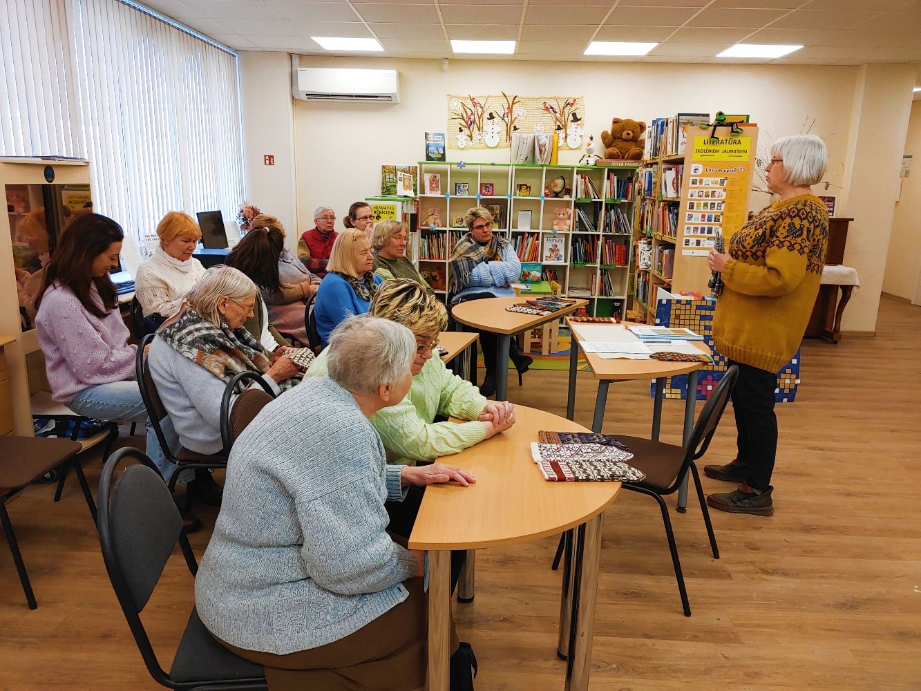 Apmeklētāji klausās (Foto: Līga Daudzvārde)