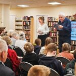 Sanākušos uzrunā Iveta un Vidvuds Medeņi