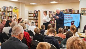 Sanākušos uzrunā Iveta un Vidvuds Medeņi