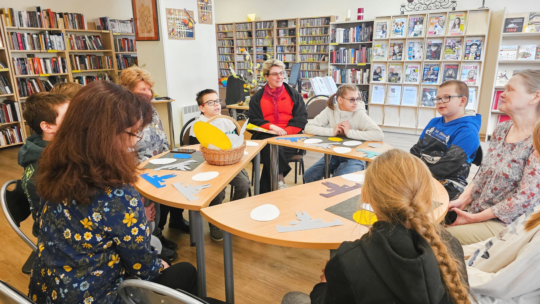 Nodarbības sākumā bērni iepazinās ar Lieldienu tradīcijām